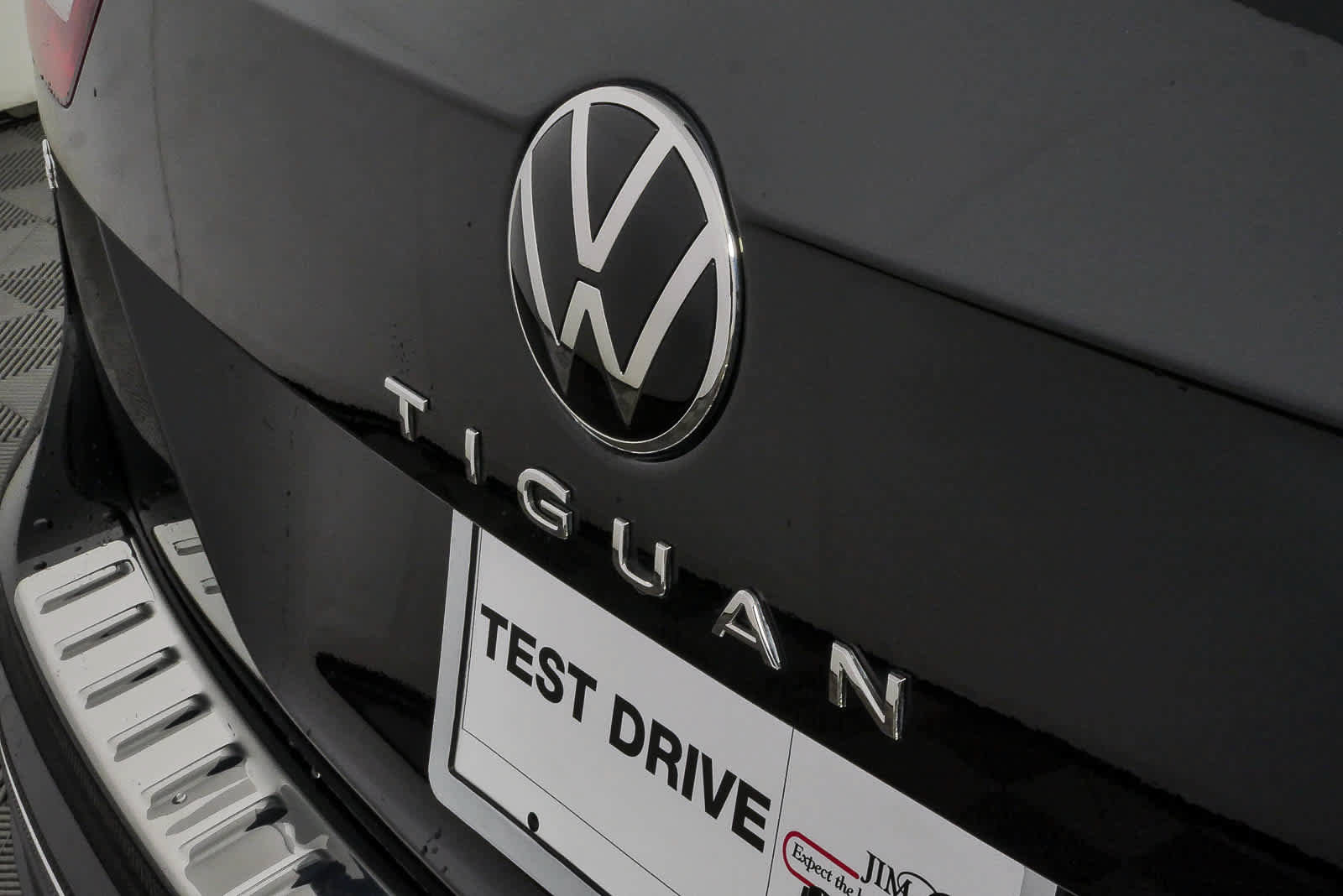 Certified 2024 Volkswagen Tiguan SE FWD image 38