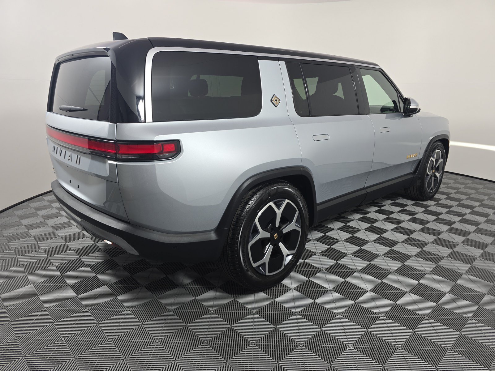 Used 2024 Rivian R1S Adventure AWD/4WD image 5