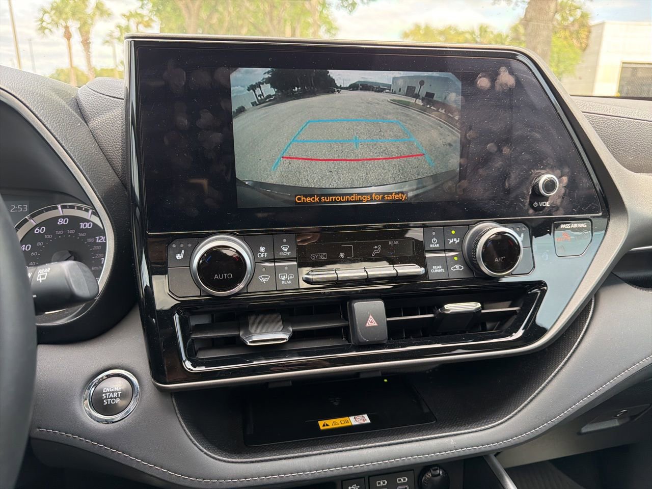 Used 2023 Toyota Highlander XLE FWD image 11