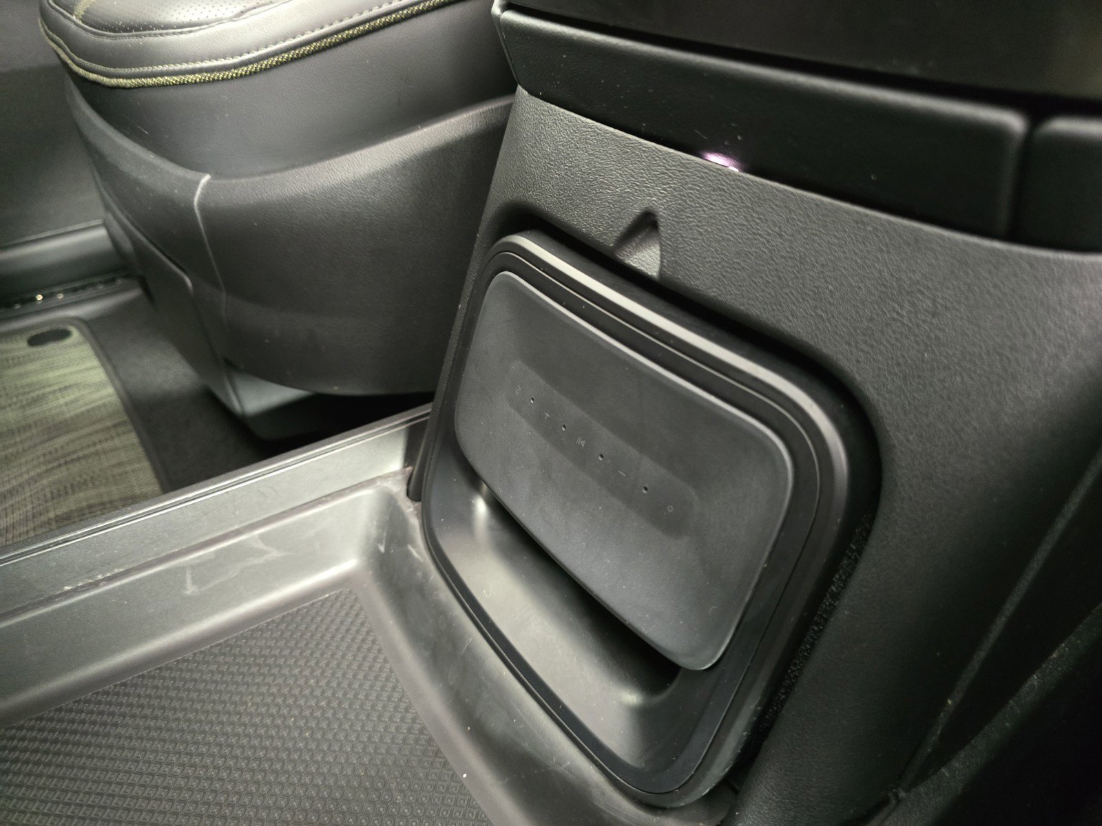 Used 2024 Rivian R1S Adventure image 33