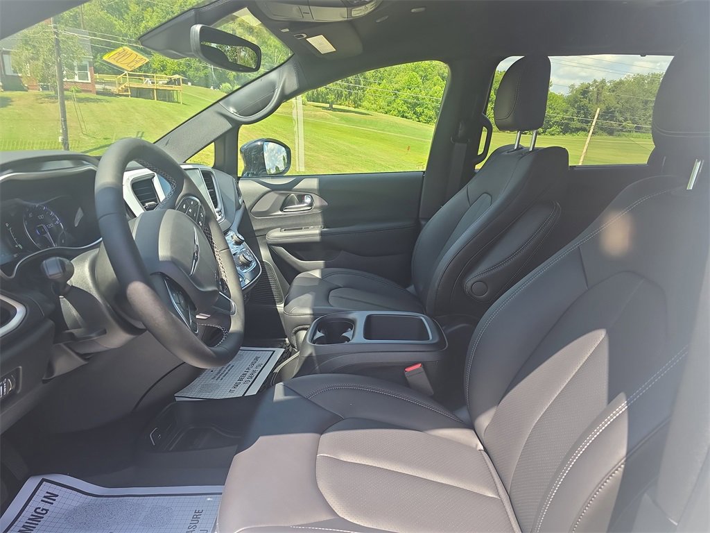 New 2025 Chrysler Voyager LX image 10