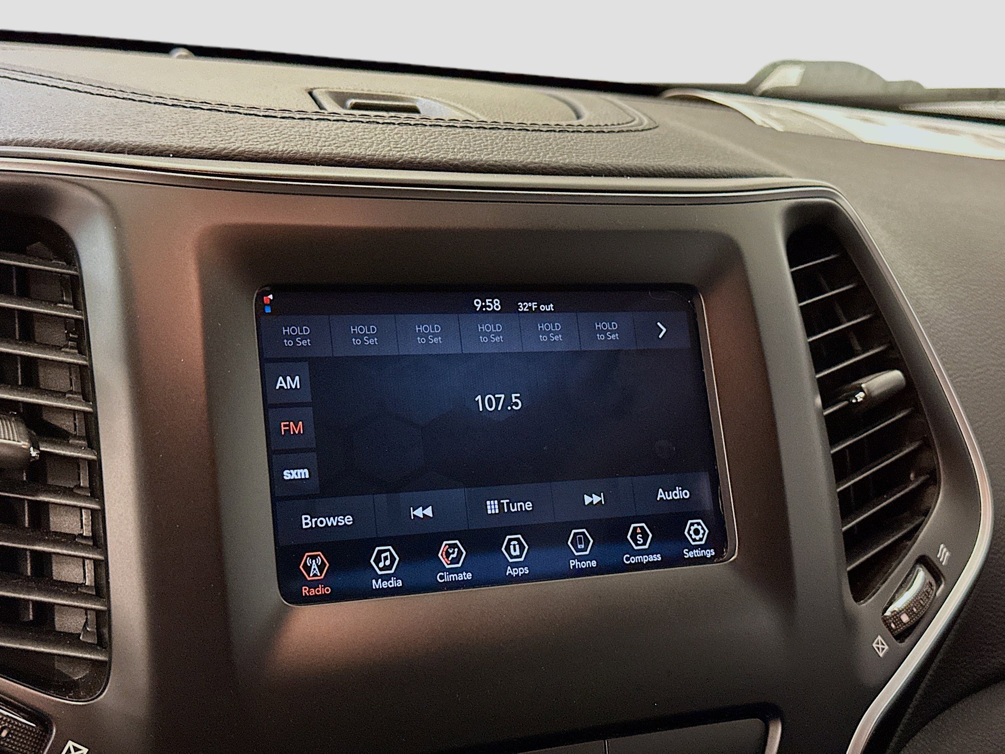 Used 2019 Jeep Cherokee Latitude Plus AWD/4WD image 21