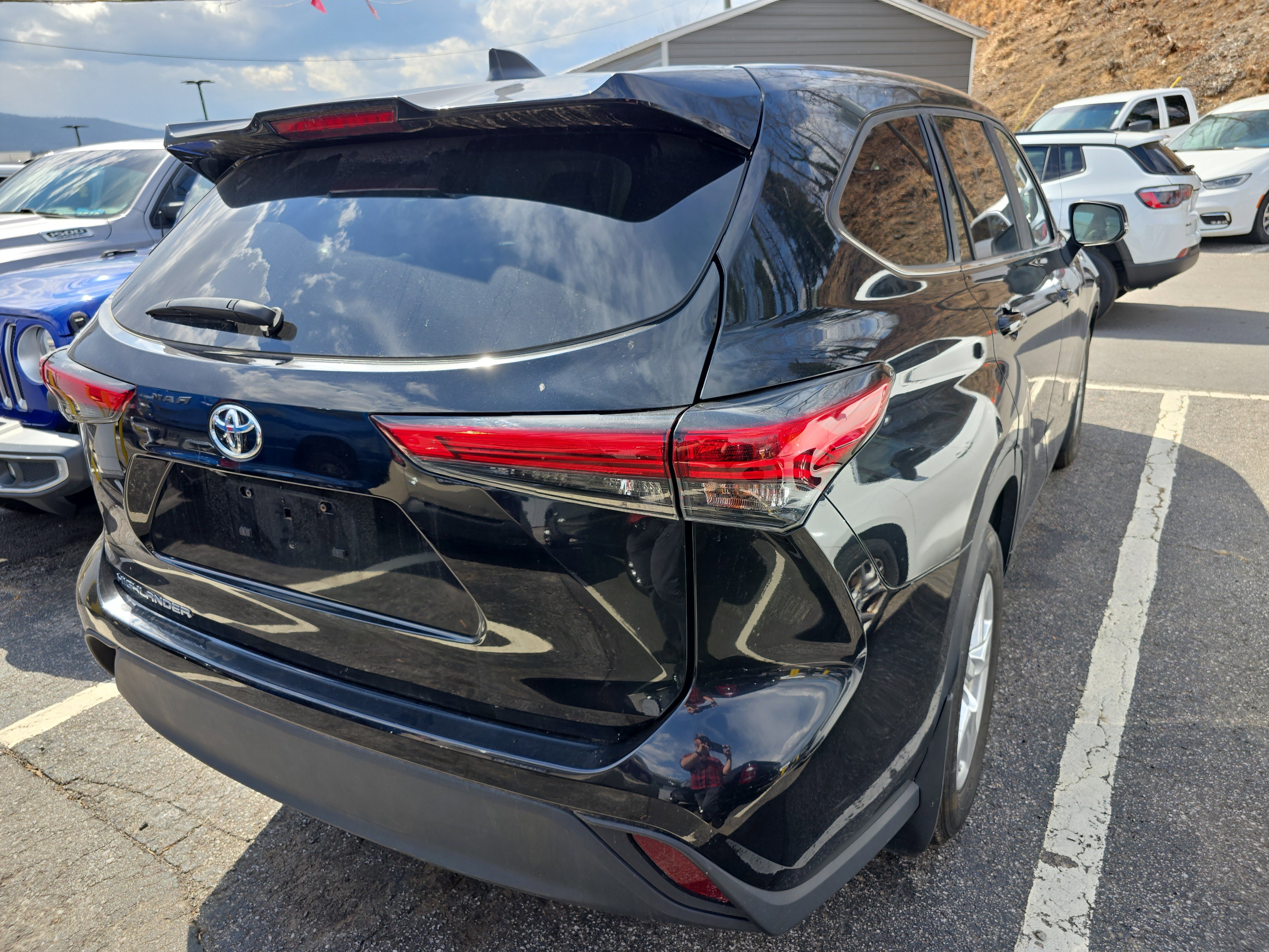 Used 2023 Toyota Highlander L image 2