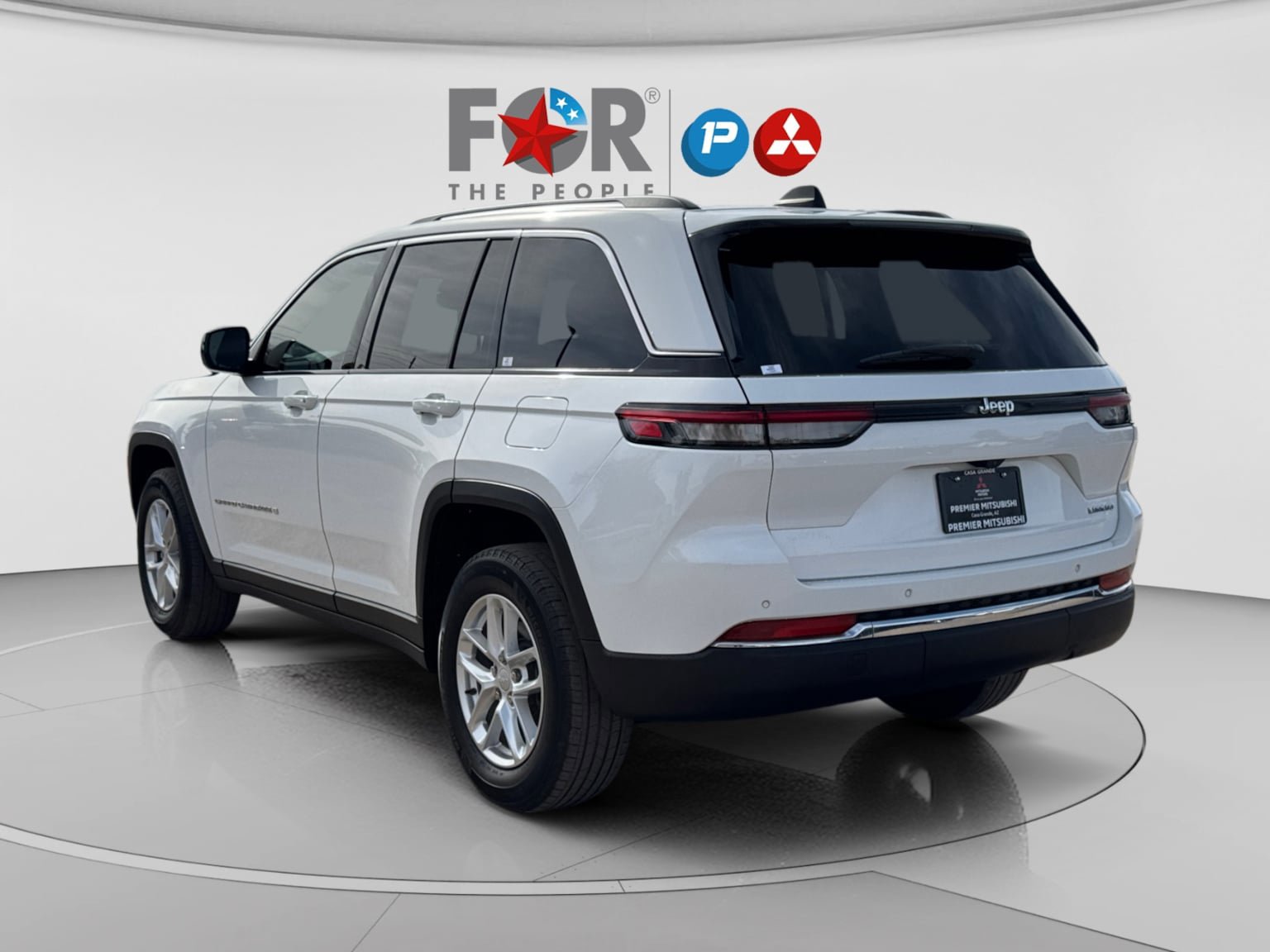 Used 2023 Jeep Grand Cherokee Laredo w/ Luxury Tech Group I RWD image 3