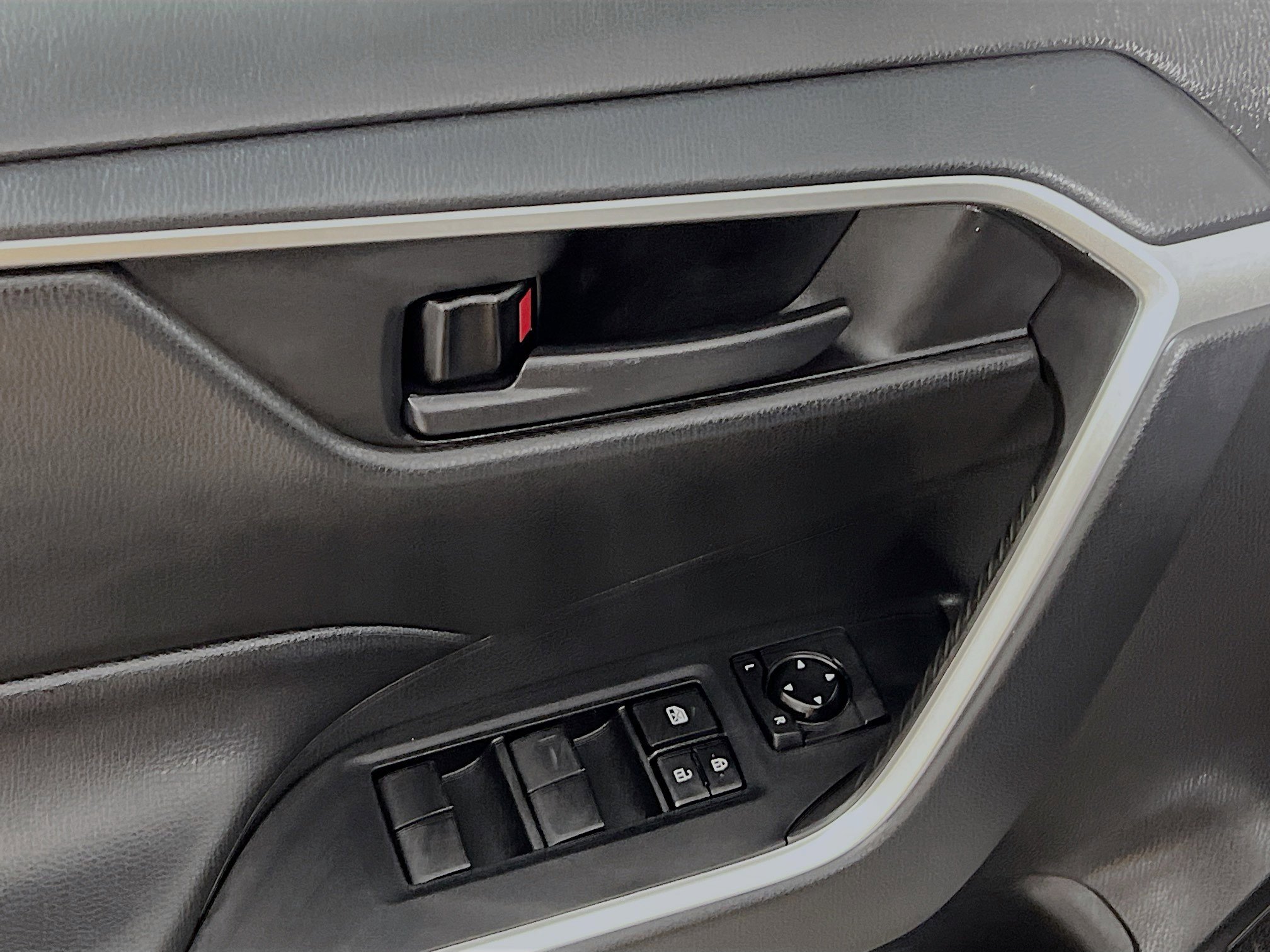 Used 2021 Toyota RAV4 LE image 17