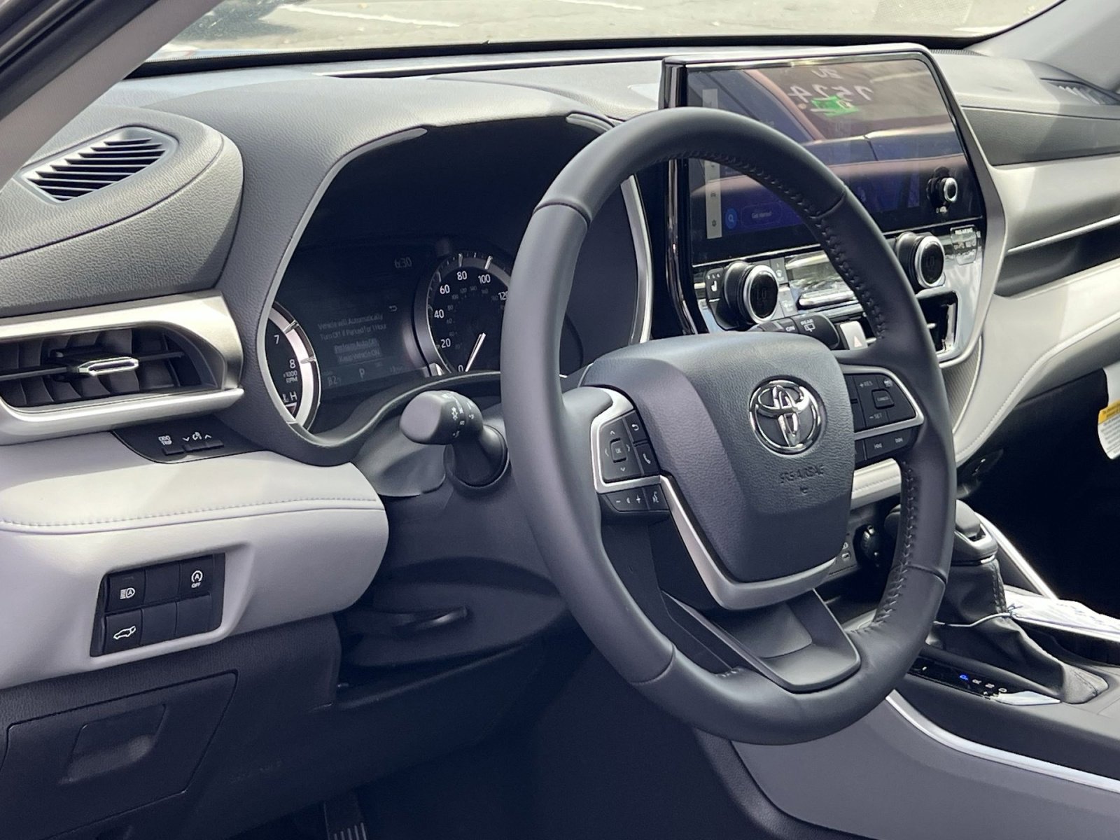 New 2025 Toyota Highlander XLE image 11
