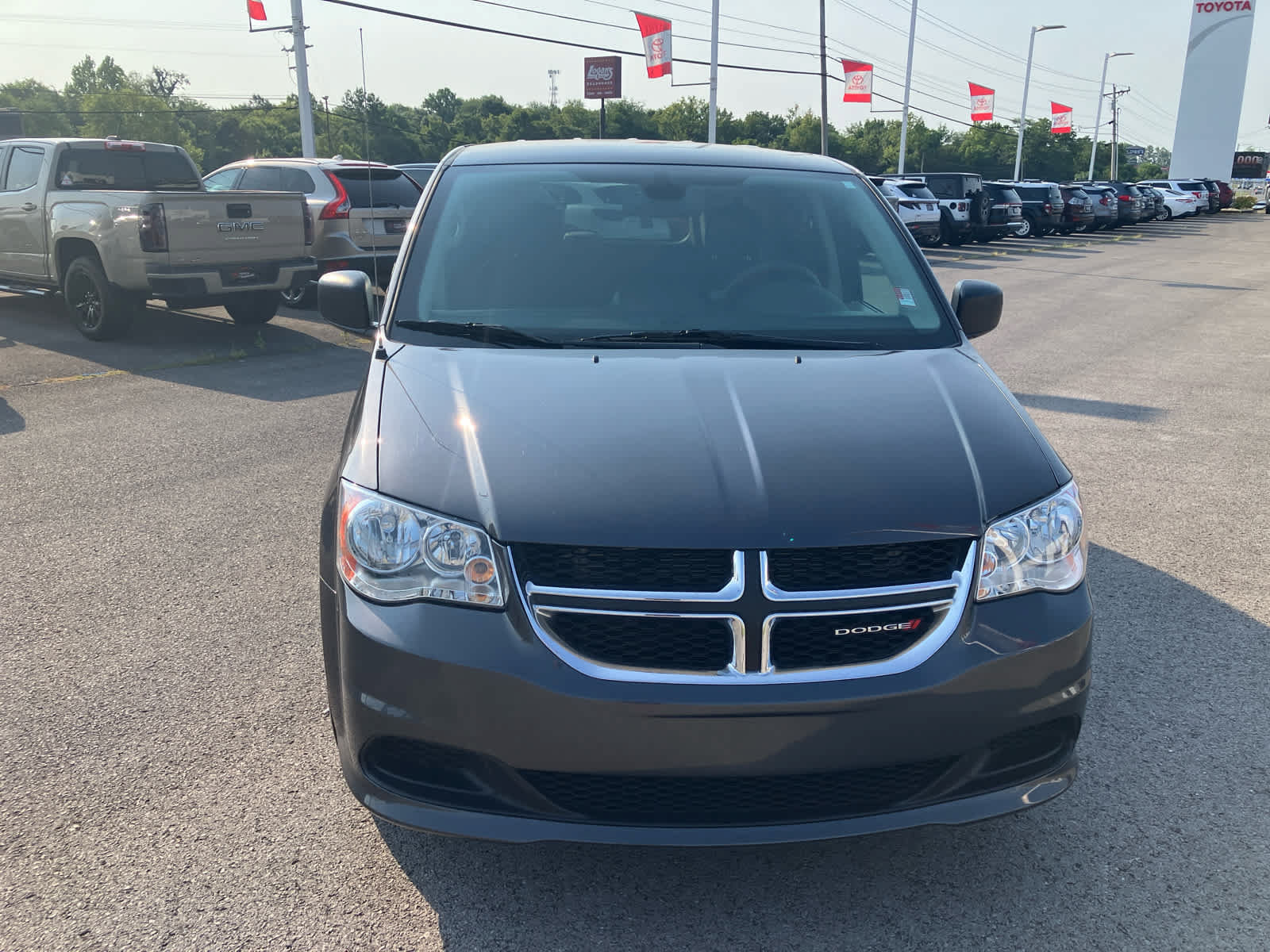 Used 2019 Dodge Grand Caravan SE FWD image 2