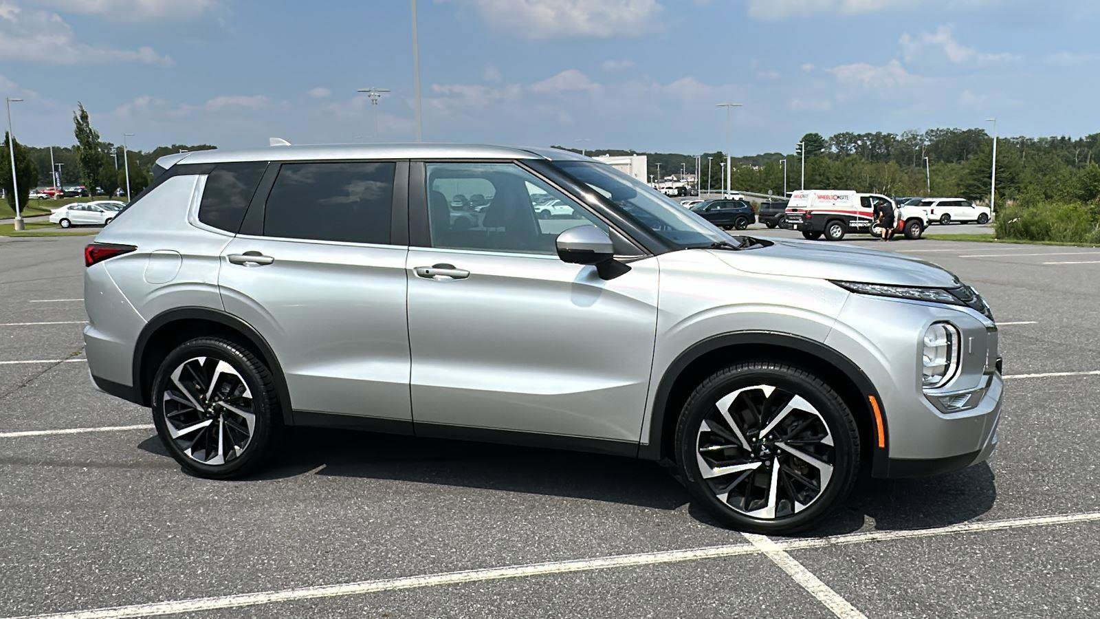 Used 2022 Mitsubishi Outlander SE image 3