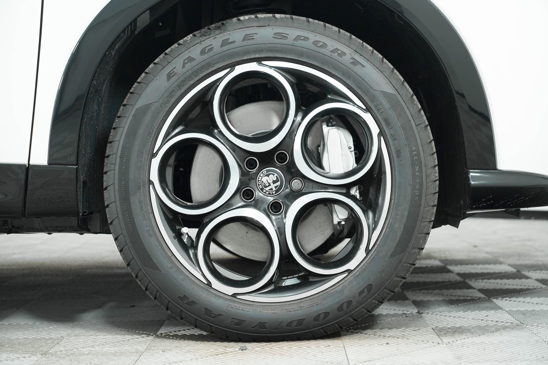 New 2025 Alfa Romeo Tonale w/ Premium Package image 9