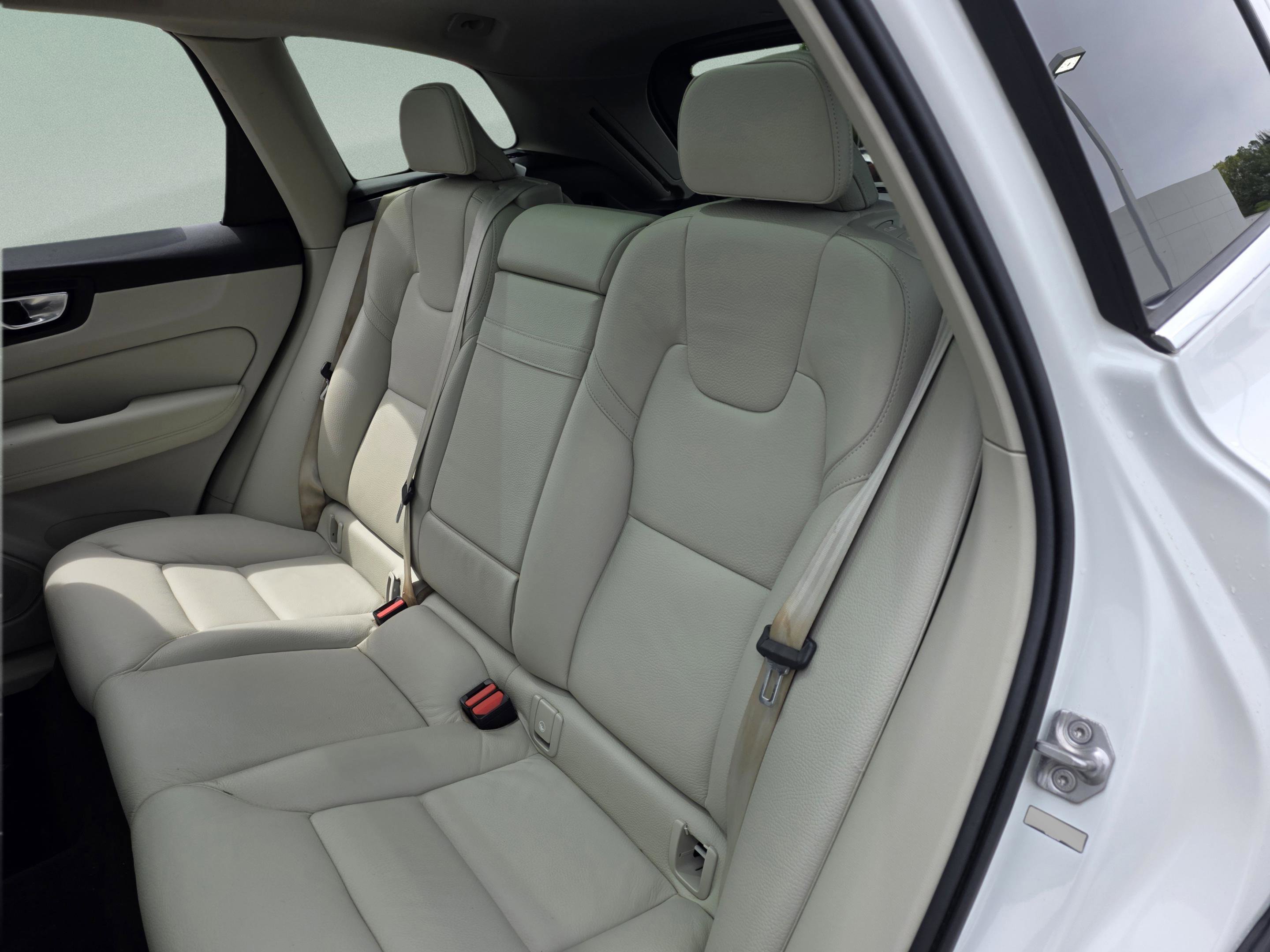 Used 2021 Volvo XC60 T5 Momentum w/ Climate Package image 25