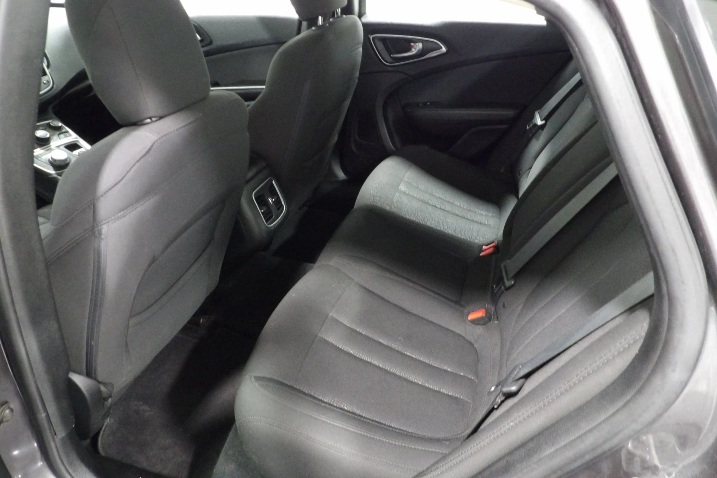 Used 2015 Chrysler 200 Limited w/ Convenience Group FWD image 10