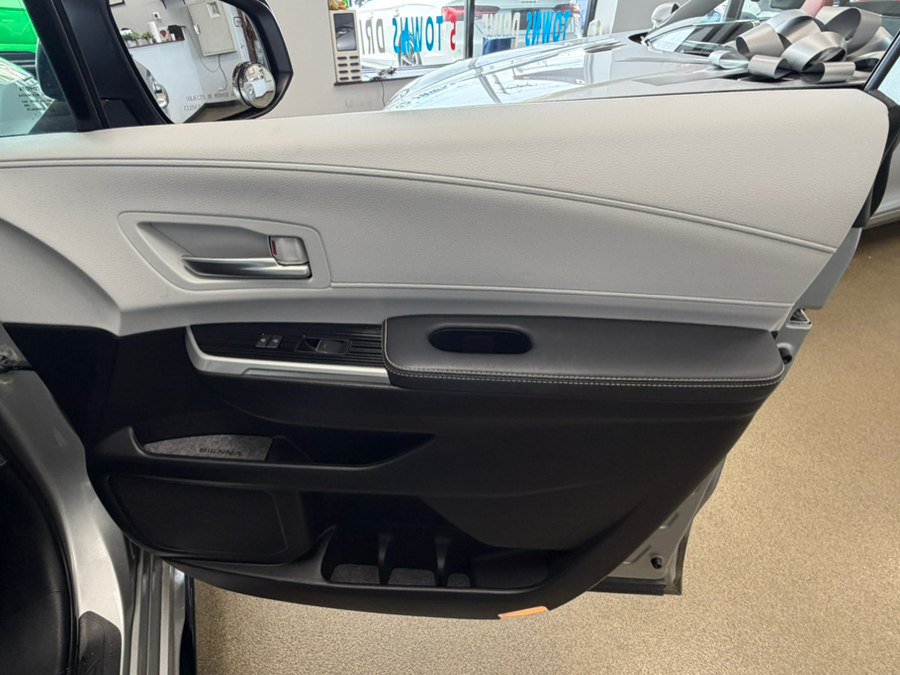 Used 2025 Toyota Sienna XSE FWD image 58