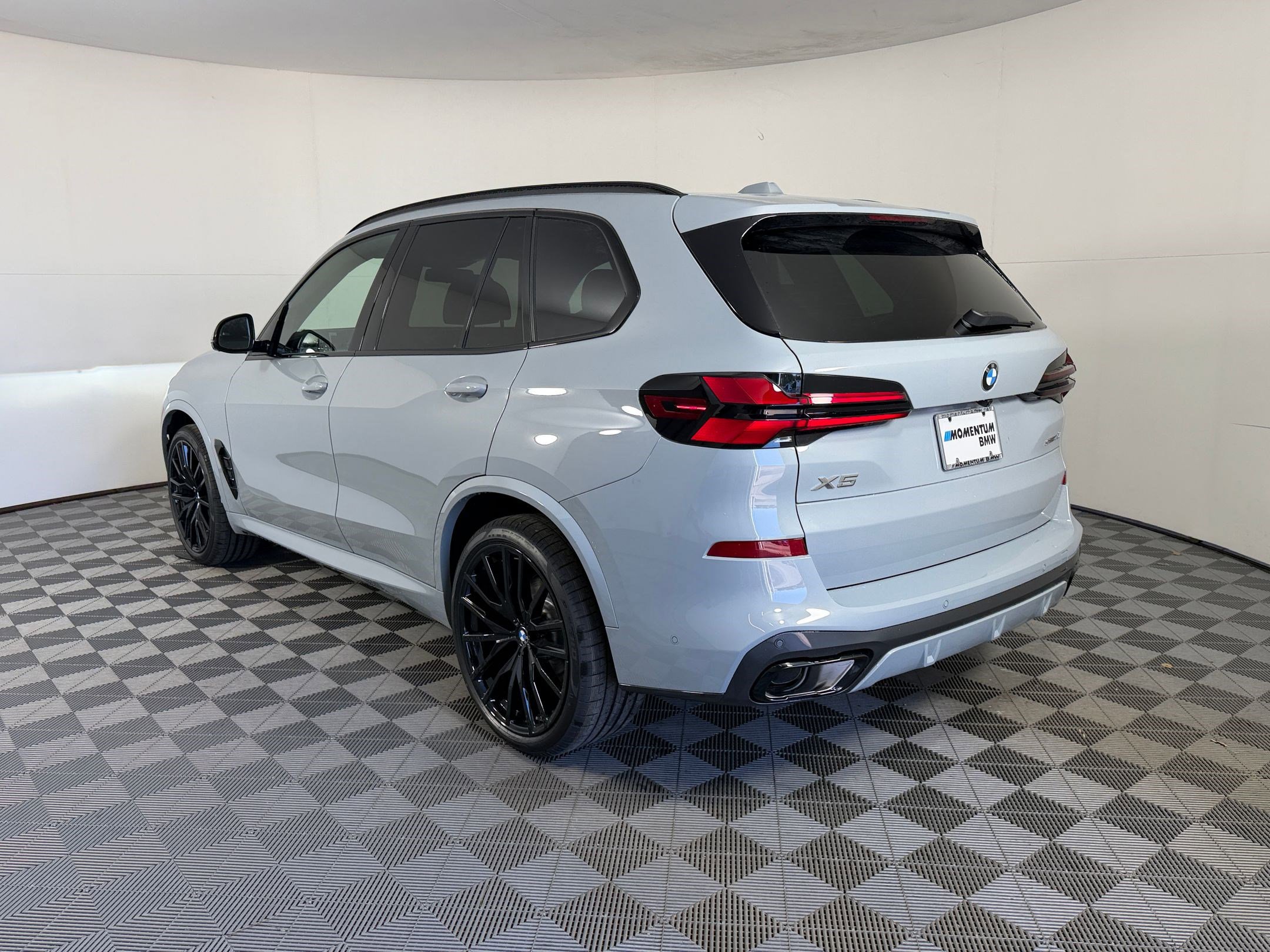 New 2026 BMW X5 sDrive40i w/ M Sport Package RWD image 3