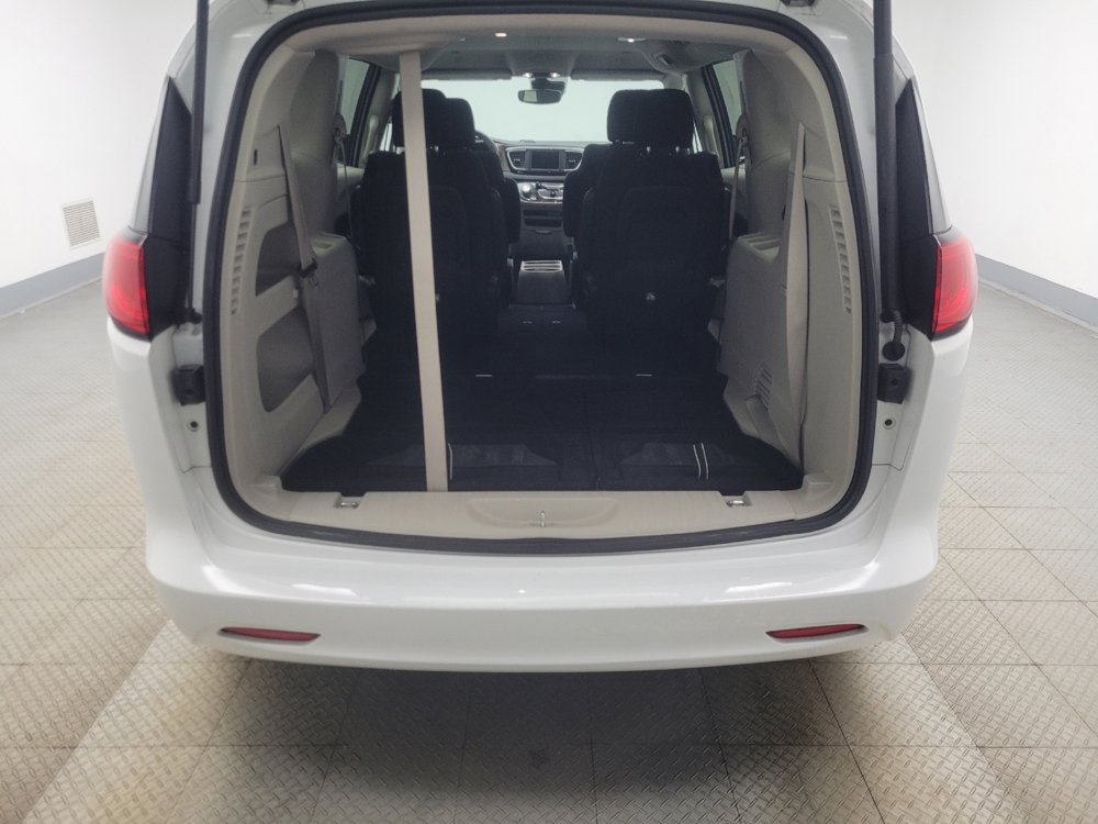 Used 2023 Chrysler Voyager LX image 29