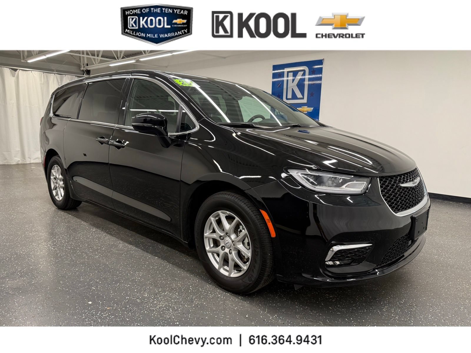 Used 2025 Chrysler Pacifica Select FWD image 1