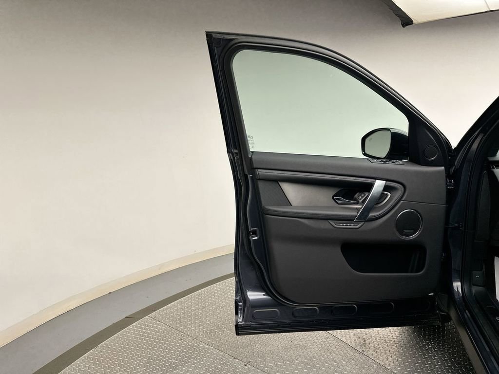 Used 2025 Land Rover Discovery Sport Dynamic SE image 7
