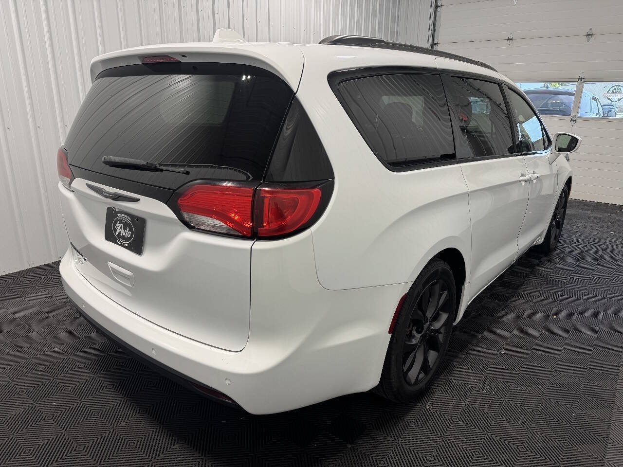 Used 2018 Chrysler Pacifica Touring Plus w/ S Appearance Package FWD image 3