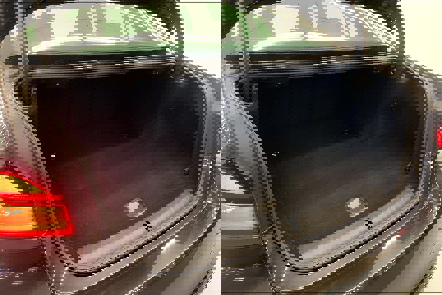 Used 2021 BMW 530e w/ Premium Package image 15