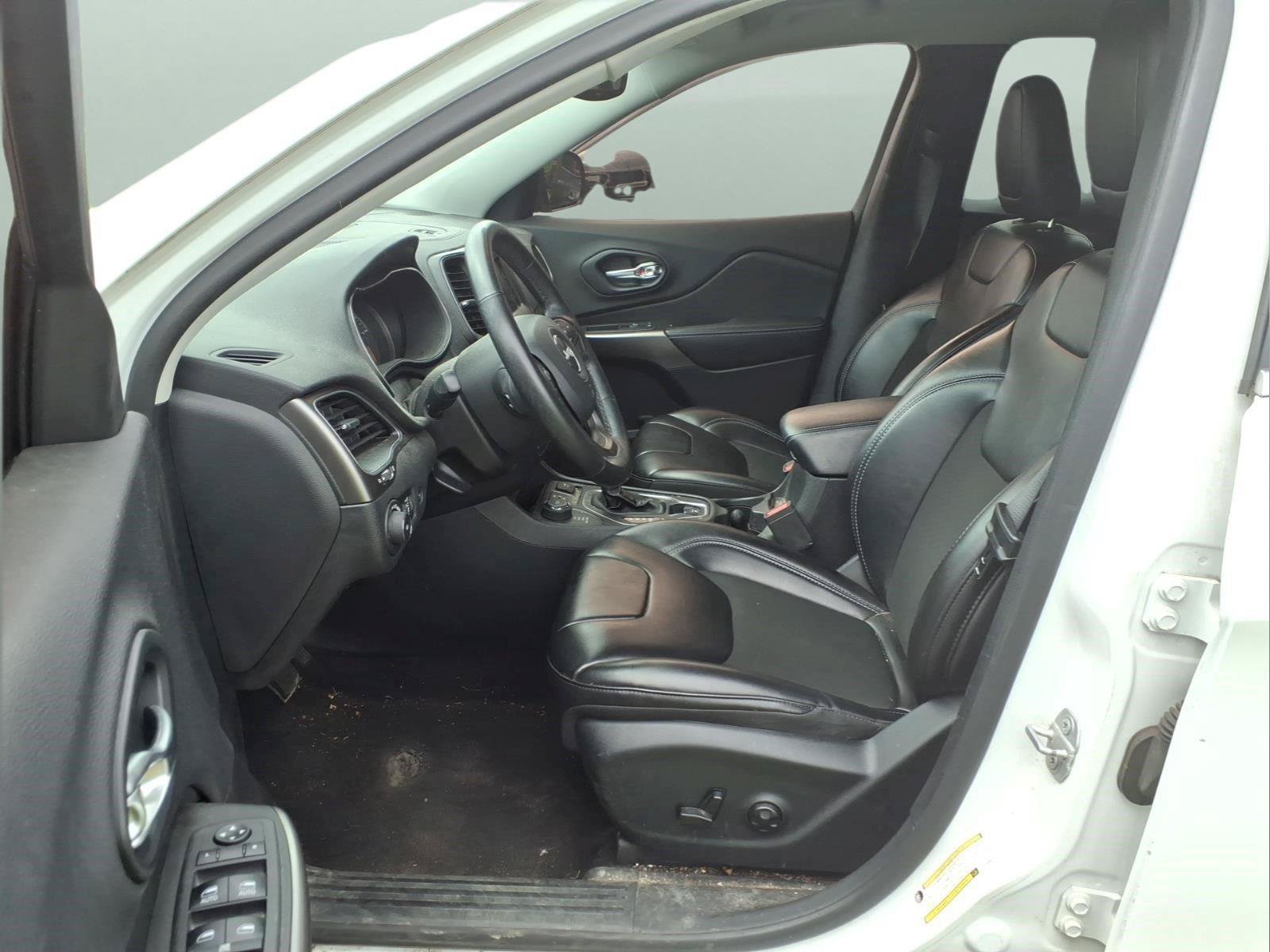 Used 2019 Jeep Cherokee Latitude Plus w/ Comfort/Convenience Group AWD/4WD image 6
