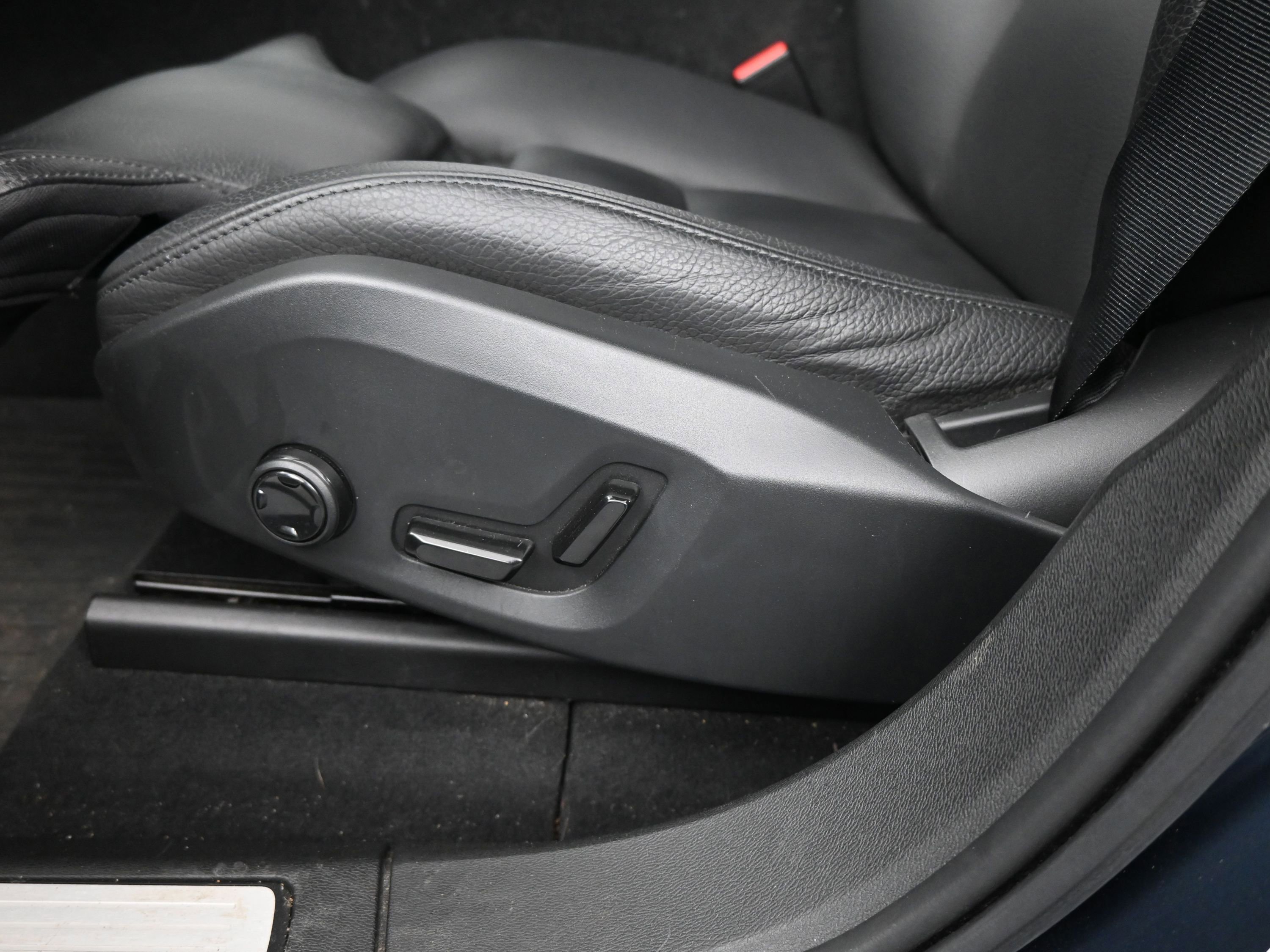 Used 2018 Volvo XC60 T5 Inscription w/ Convenience Package image 11