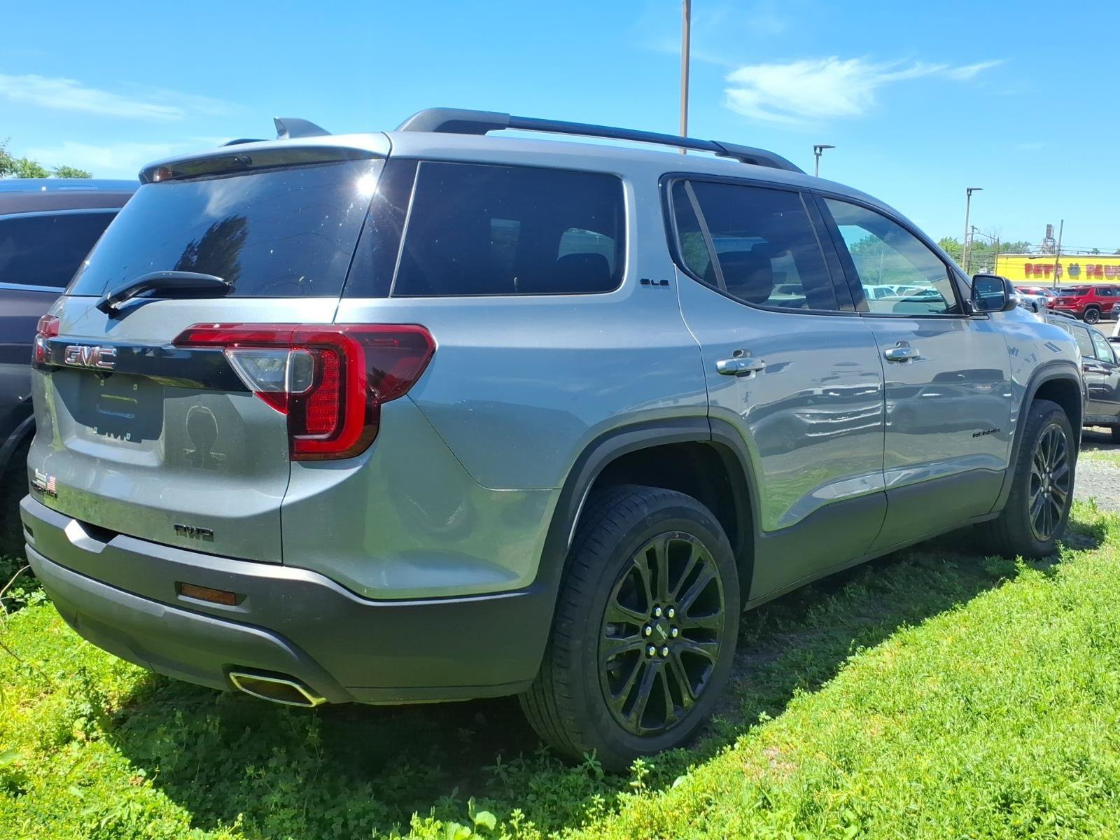 Certified 2023 GMC Acadia SLE w/ Driver Convenience Package AWD/4WD image 4