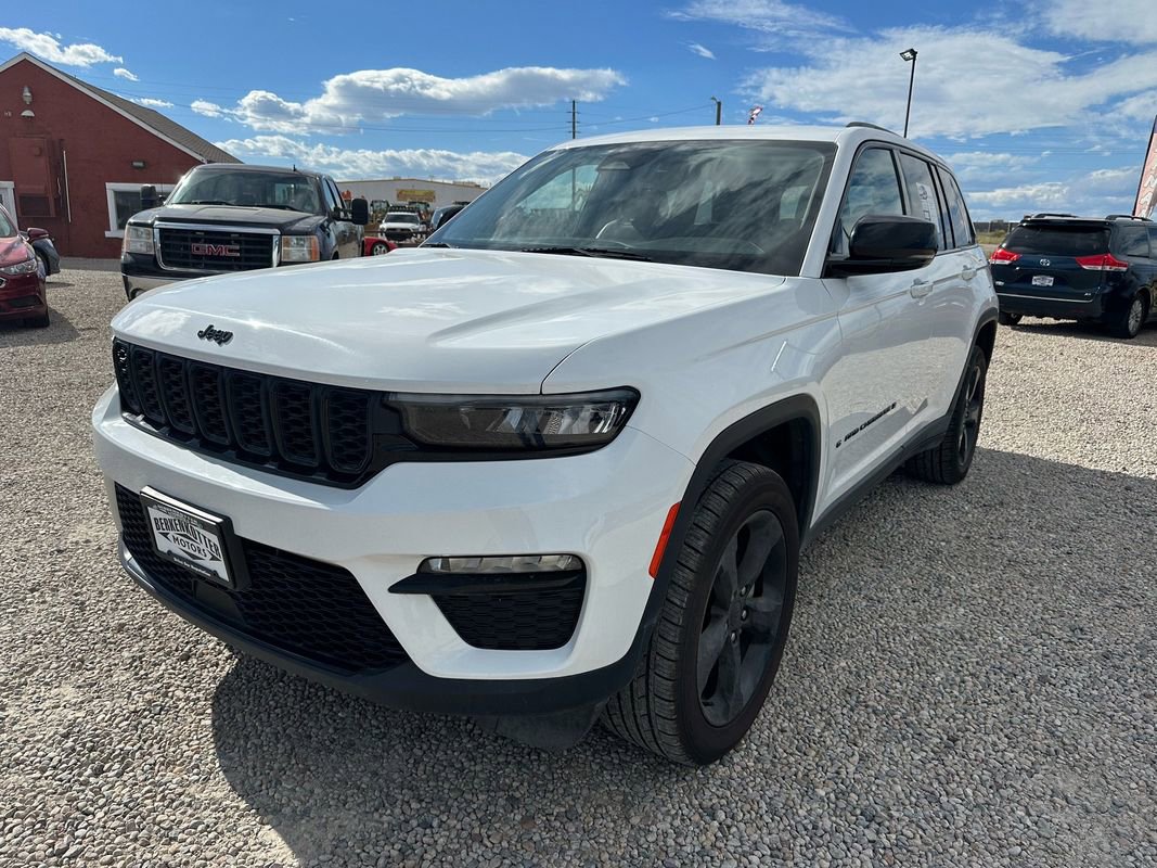 Used 2023 Jeep Grand Cherokee Limited w/ Black Appearance Package image 4