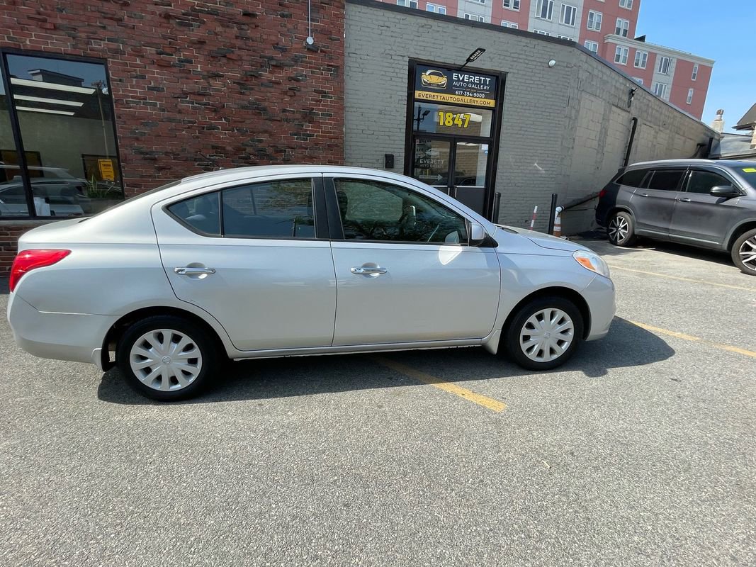 Used 2012 Nissan Versa SV FWD image 2