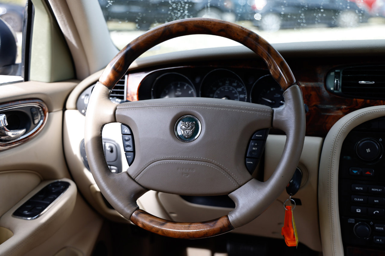 Used 2004 Jaguar XJ8 image 28