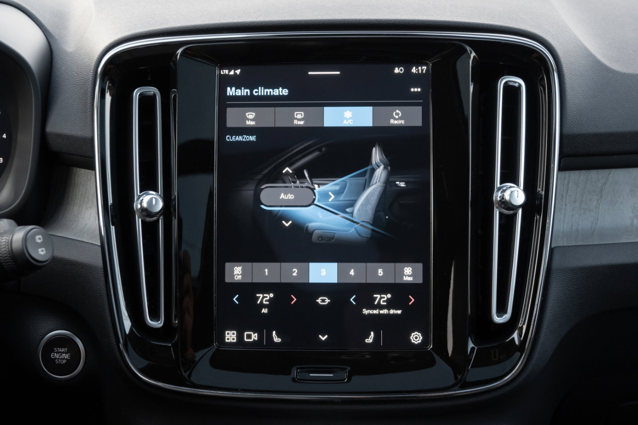 Used 2023 Volvo XC40 B5 Plus image 3