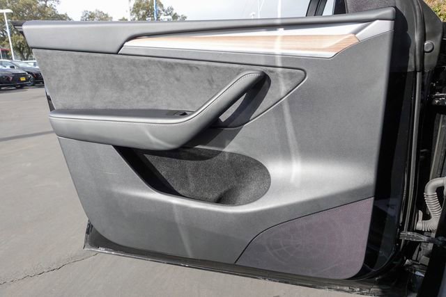 Used 2025 Tesla Model Y Long Range image 18