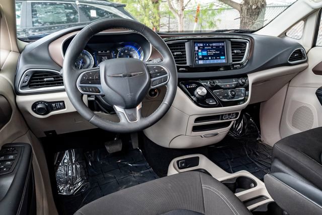 Used 2023 Chrysler Voyager LX image 6