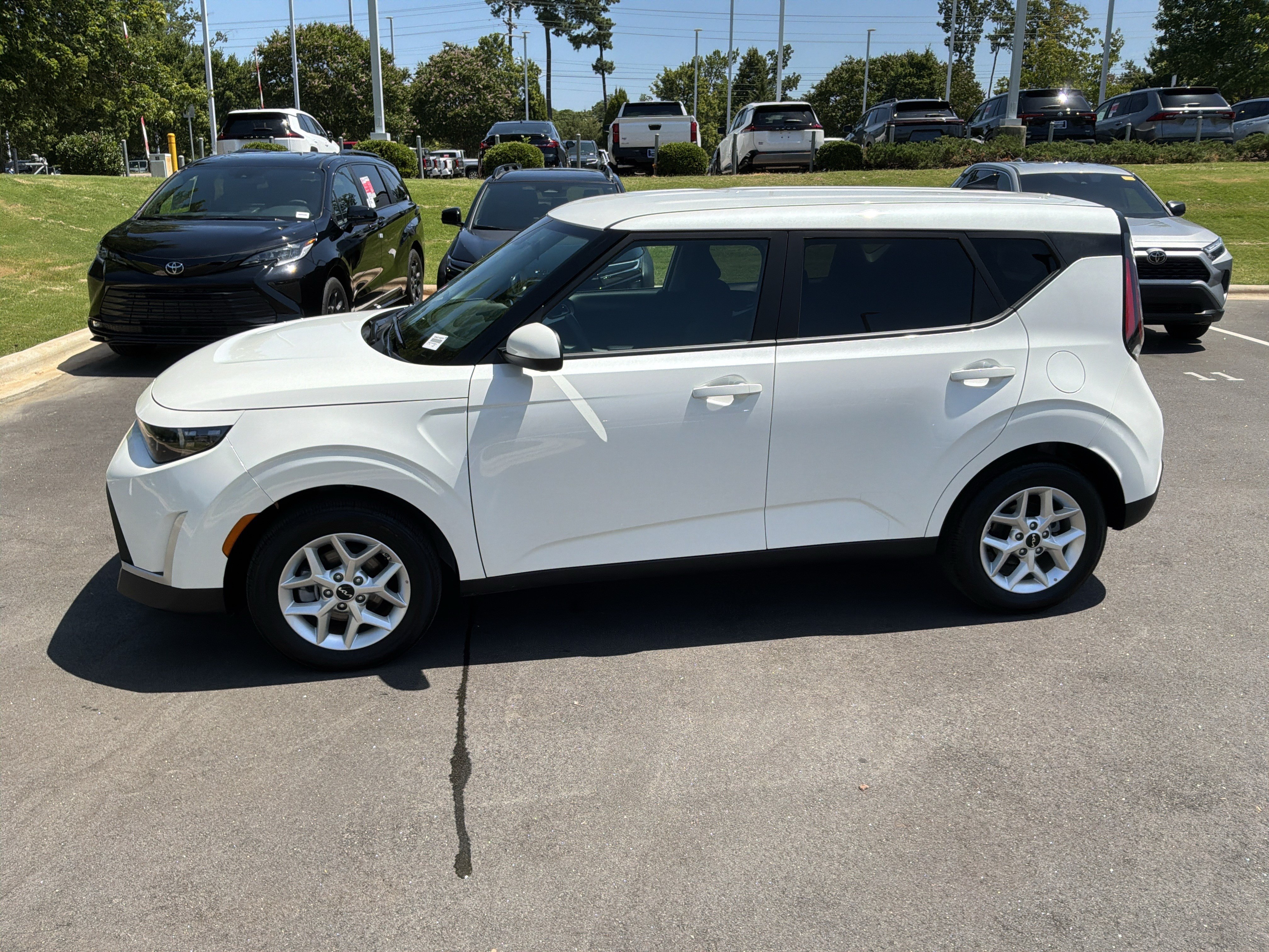 Used 2025 Kia Soul LX w/ LX Technology Package FWD image 7