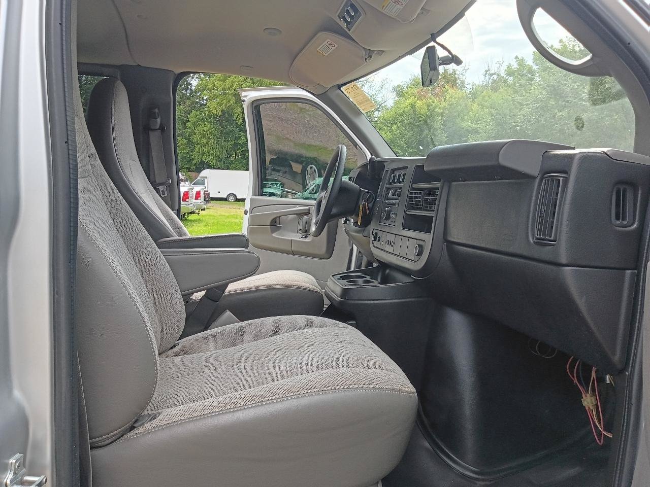 Used 2014 GMC Savana 3500 LS w/ Chrome Appearance Package RWD image 15