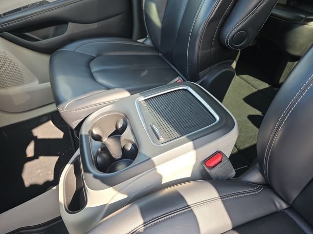 Used 2023 Chrysler Pacifica Touring-L FWD image 32