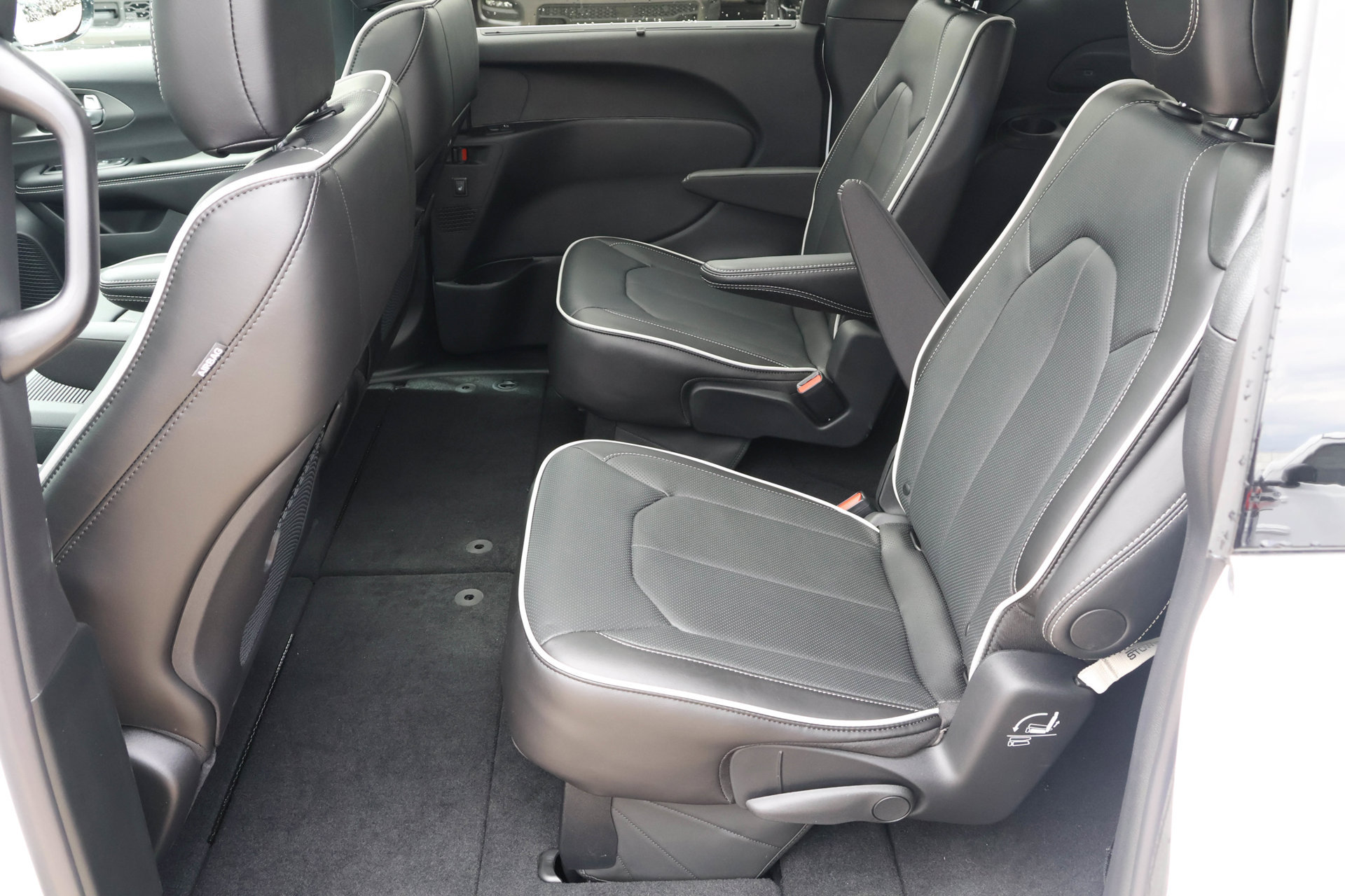 New 2027 Chrysler Pacifica Limited FWD image 17