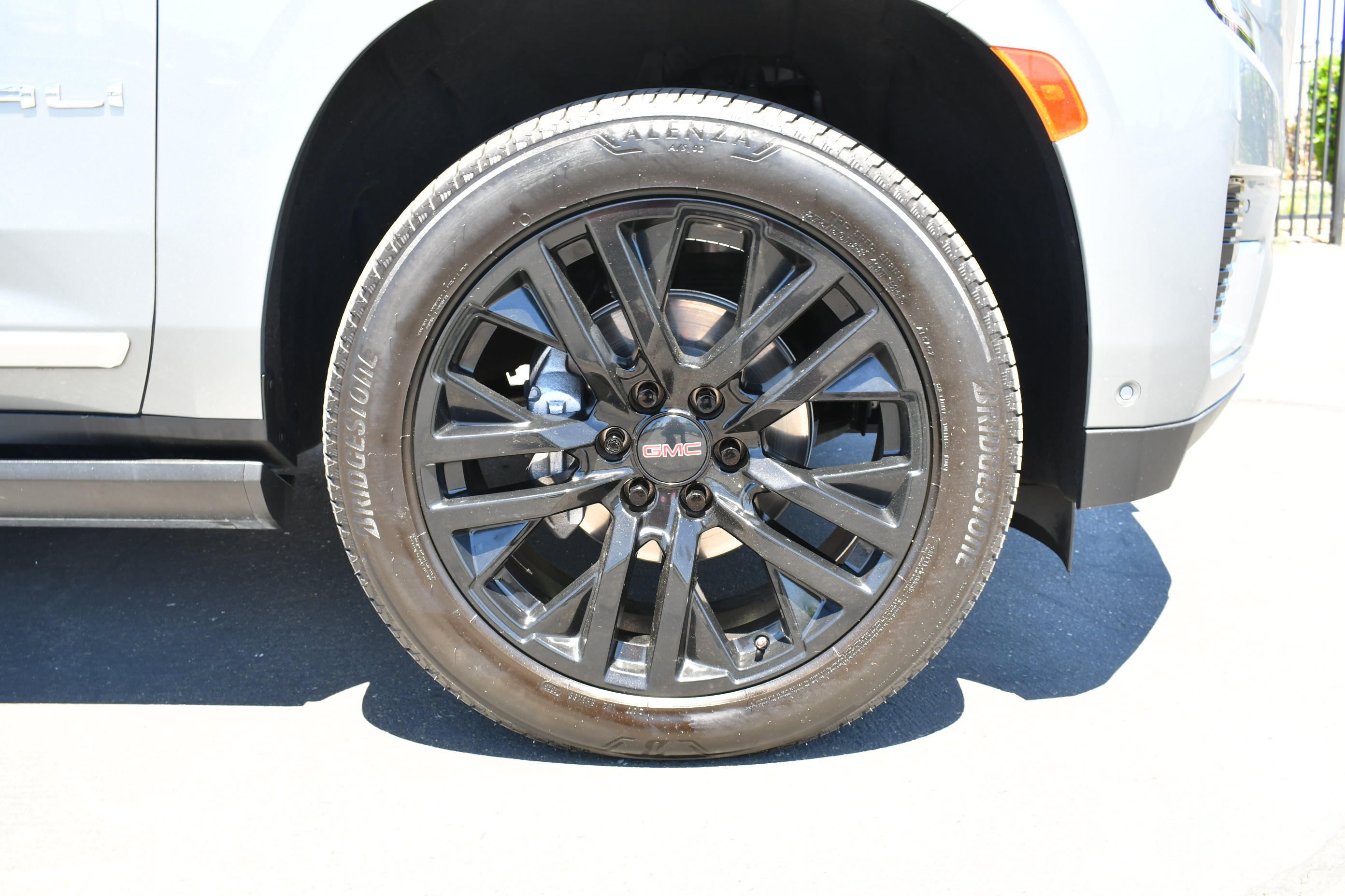 Used 2023 GMC Yukon Denali w/ Denali Reserve Package AWD/4WD image 4