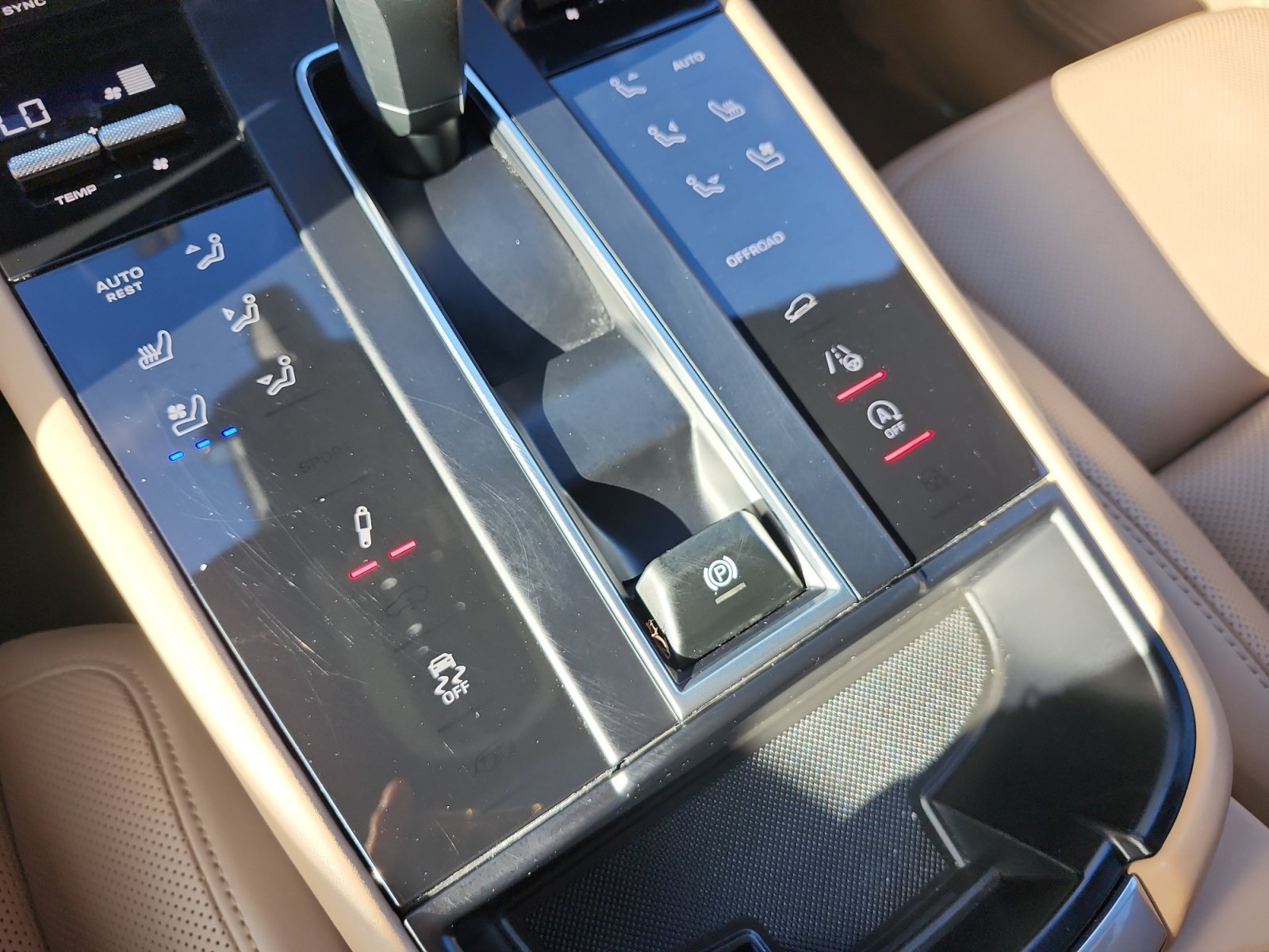 Used 2024 Porsche Macan AWD/4WD image 25