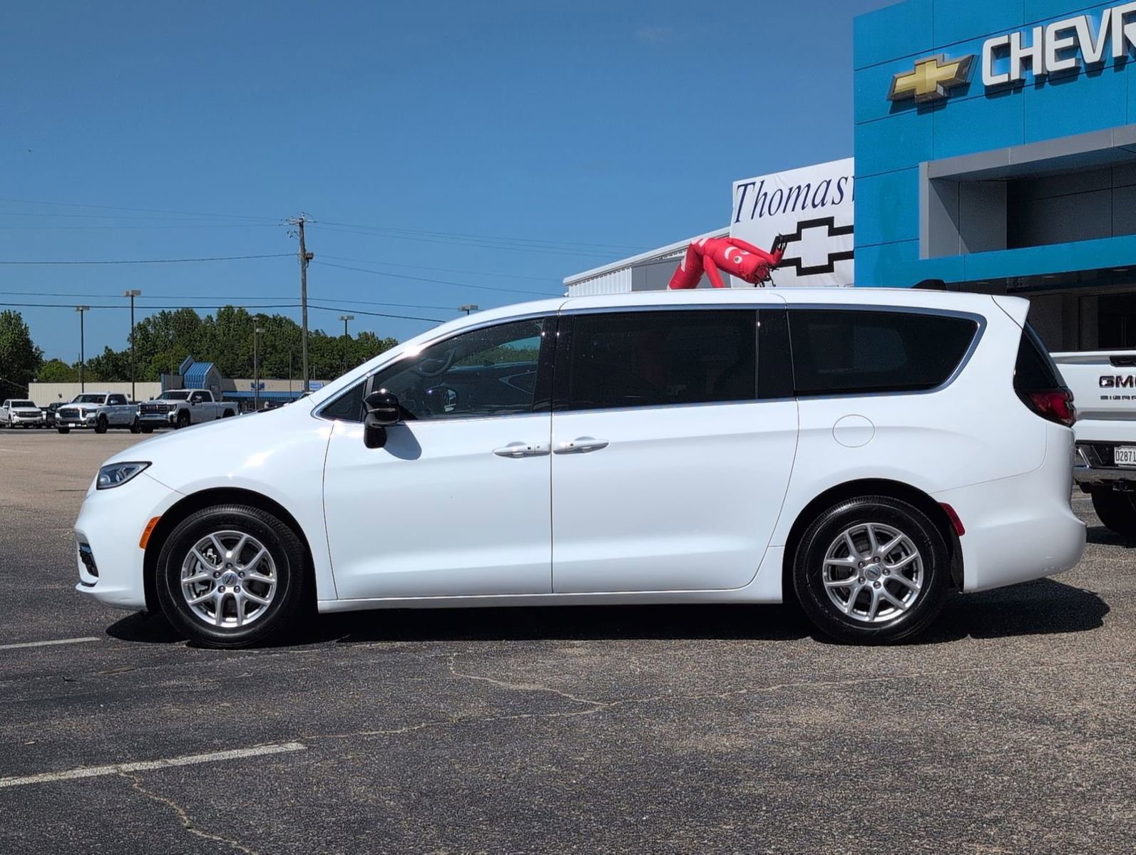 Used 2025 Chrysler Pacifica Select image 2