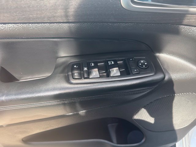 Used 2018 Jeep Grand Cherokee Altitude AWD/4WD image 13
