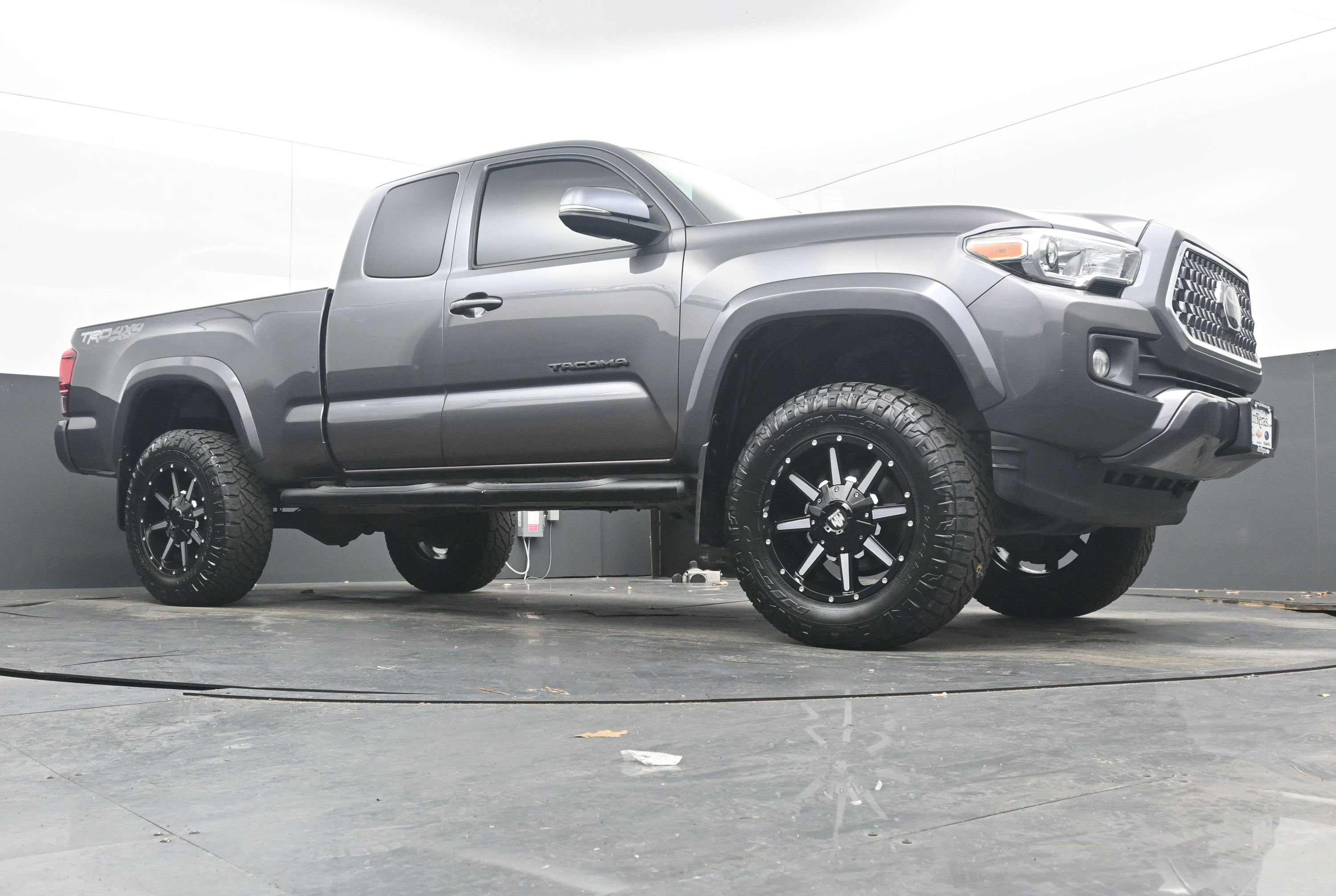 Used 2019 Toyota Tacoma TRD Sport w/ Technology Package image 18