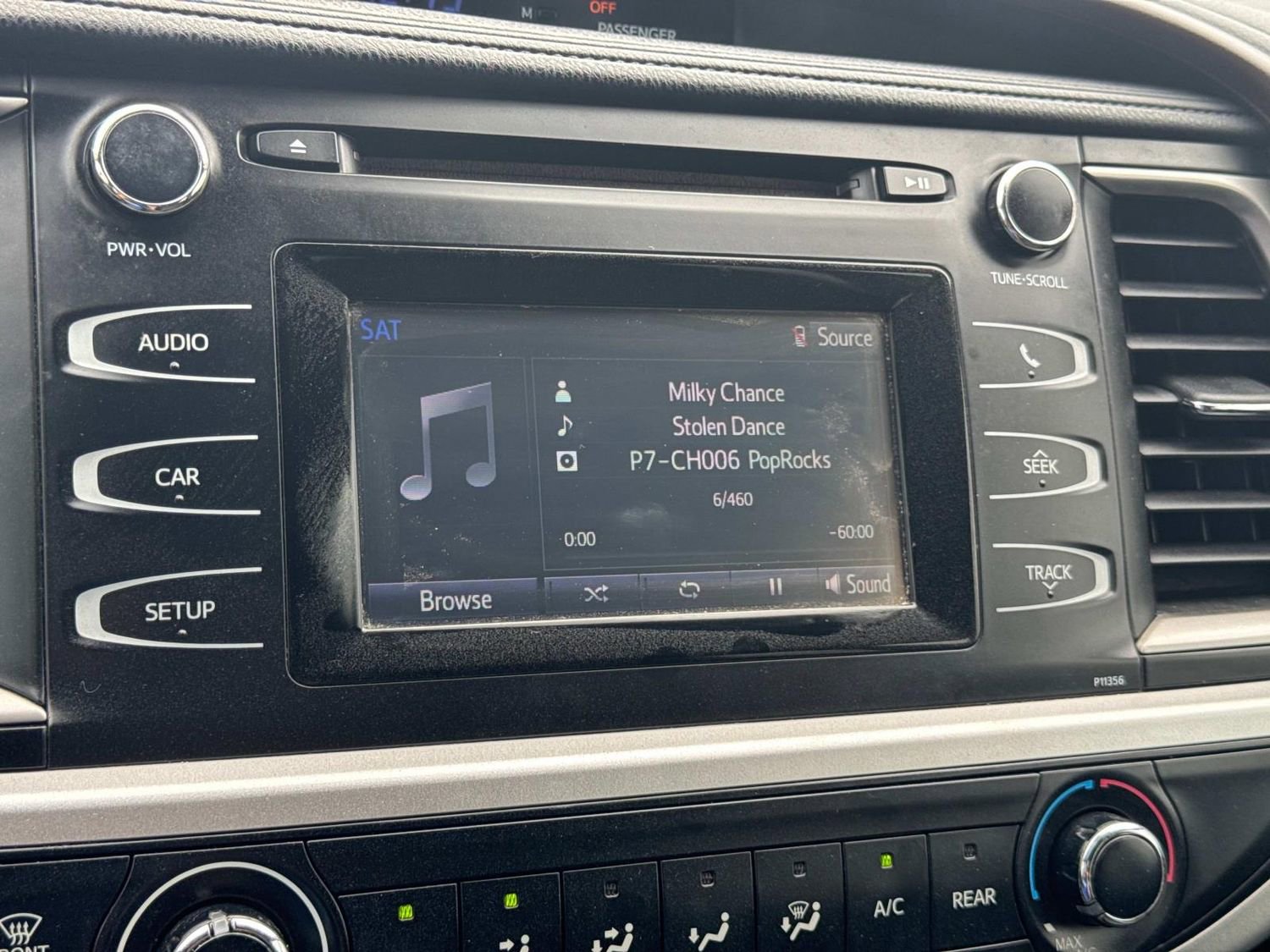 Used 2018 Toyota Highlander LE FWD image 33