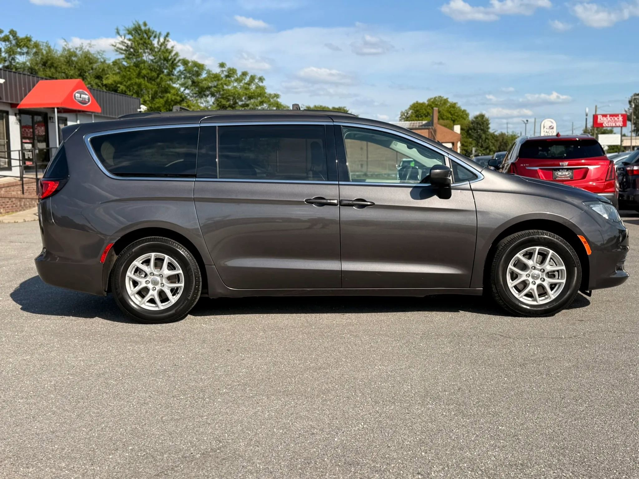 Used 2017 Chrysler Pacifica Touring FWD image 7