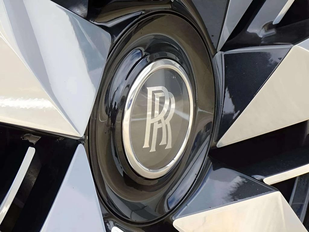 Certified 2025 Rolls-Royce Cullinan AWD/4WD image 22