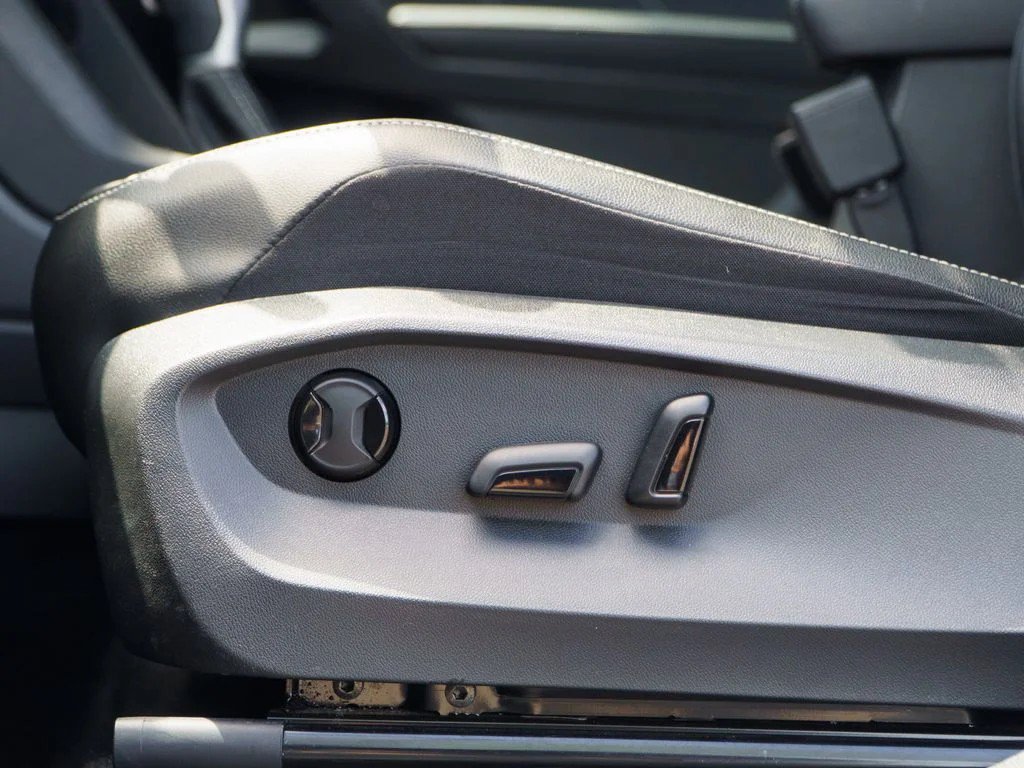 Used 2023 Volkswagen Tiguan SE w/ Panoramic Sunroof Package AWD/4WD image 19