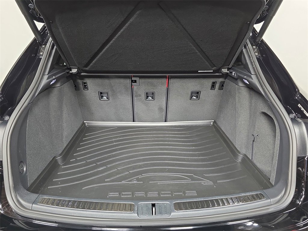 Used 2025 Porsche Macan image 25