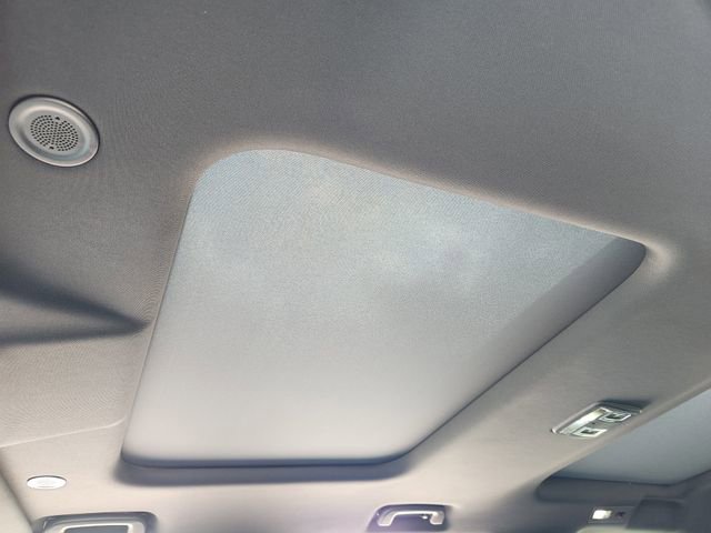 Used 2025 Land Rover Discovery S image 17