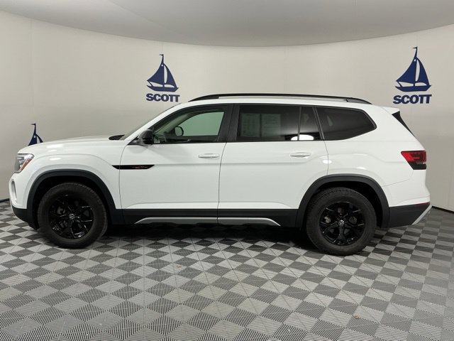 Used 2024 Volkswagen Atlas Peak Edition SE AWD/4WD image 4