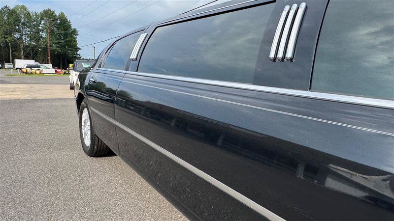 Used 2008 Lincoln Town Car Executive RWD image 28