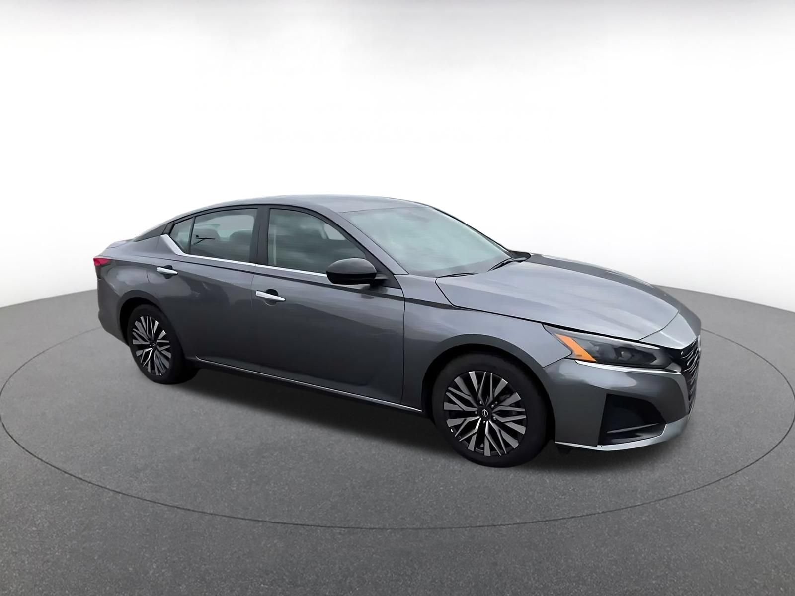 Used 2025 Nissan Altima 2.5 SV FWD image 2