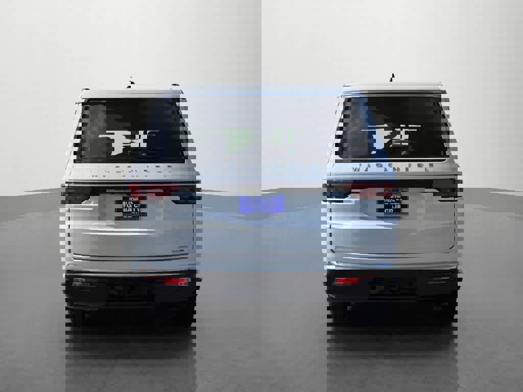 Used 2024 Jeep Wagoneer L Series II RWD image 5